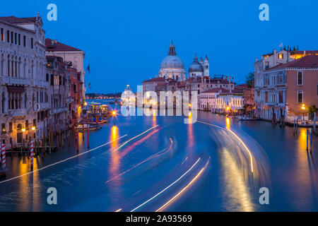 Der atemberaubende Blick von der Ponte dell'Accademia im Anblick auf den Canale Grande und die Basilica di Santa Maria della Salute, die in der schönen Stadt Stockfoto