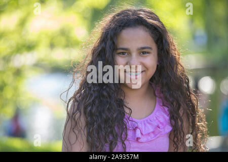 Portrait von happy Hispanic teen Mädchen mit Zahnspange Stockfoto