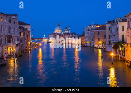 Der atemberaubende Blick von der Ponte dell'Accademia im Anblick auf den Canale Grande und die Basilica di Santa Maria della Salute, die in der schönen Stadt Stockfoto