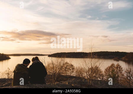 Paar am See Stockfoto