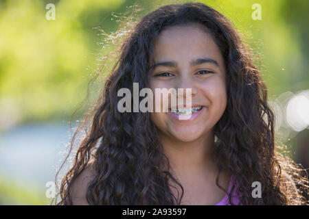 Portrait von happy Hispanic teen Mädchen mit Zahnspange Stockfoto
