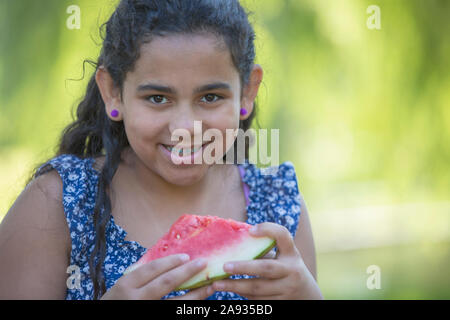 Portrait von happy Hispanic teen Mädchen essen Wassermelone mit Zahnspangen Stockfoto