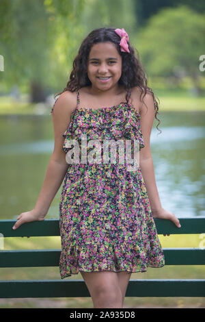 Portrait von glücklich Hispanic teen Mädchen mit Zahnspangen in der parken Stockfoto