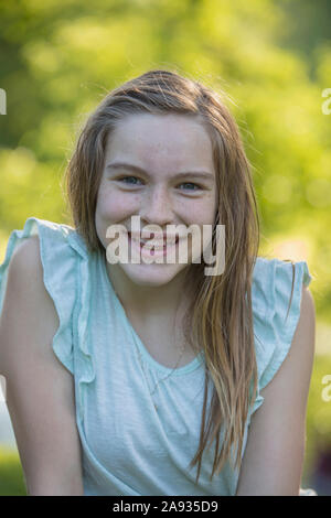 Portrait von happy hispanischen Teenager-Mädchen mit Zahnspangen im Park Stockfoto