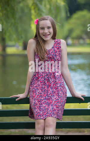 Portrait von glücklich Hispanic teen Mädchen mit Zahnspangen in der parken Stockfoto