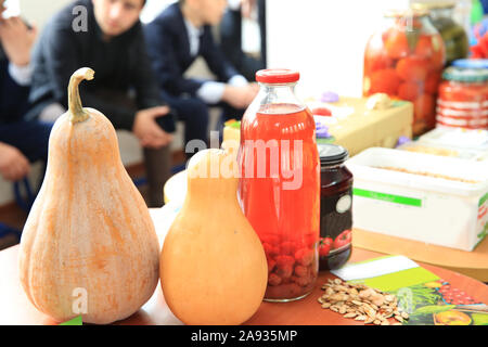 Lange Kürbis. Auf einem Kürbis Holztisch. Cranberry Campus. Stockfoto
