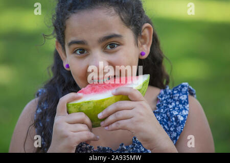 Portrait von happy Hispanic teen girl mit Zahnspangen essen Wassermelone Stockfoto