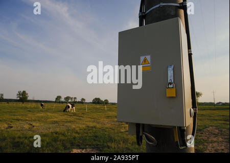 Schaltkasten draußen auf der Wiese mit Stahl Vorhängeschloss verschlossen Stockfoto