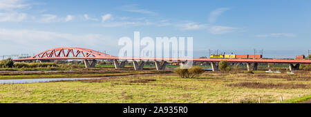 Malerischer Blick rote Eisenbahnbrücke Hanzeboog über dem Fluss IJssel am Eingang von Zwolle in den Niederlanden Stockfoto