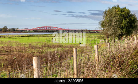 Malerischer Blick rote Eisenbahnbrücke Hanzeboog über dem Fluss IJssel am Eingang von Zwolle in den Niederlanden Stockfoto