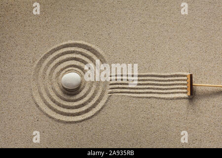 Ein Rake in einem zen Rock Garden, die Vorbereitung der Sand. Stockfoto