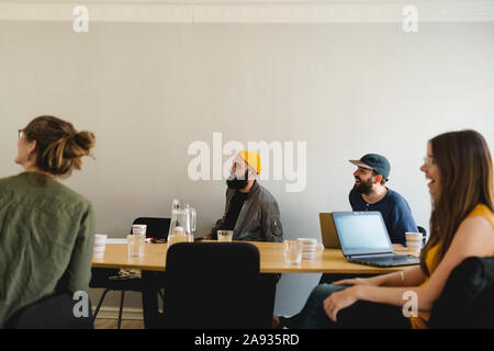 Mitarbeiter im Tagungsraum Stockfoto