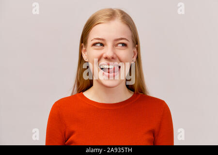 Schöne Mädchen mit Ginger hair Wand isoliert Stockfoto