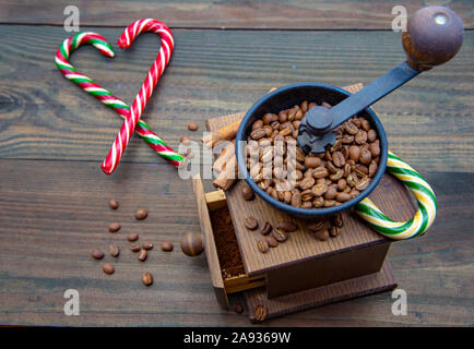 Handschleifer und Weihnachten Candy auf einer hölzernen Hintergrund. Stockfoto