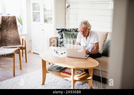 Frau mit laptop Stockfoto