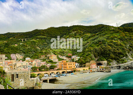 Die Erkundung der rippenbögen Dorf Riomaggiore, einem kleinen Dorf in der Region Ligurien in Italien bekannt als Cinque Terra Stockfoto