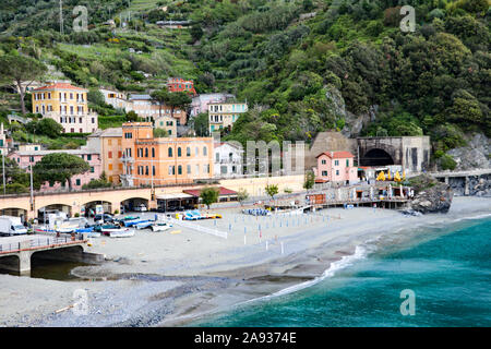 Die Erkundung der rippenbögen Dorf Riomaggiore, einem kleinen Dorf in der Region Ligurien in Italien bekannt als Cinque Terra Stockfoto