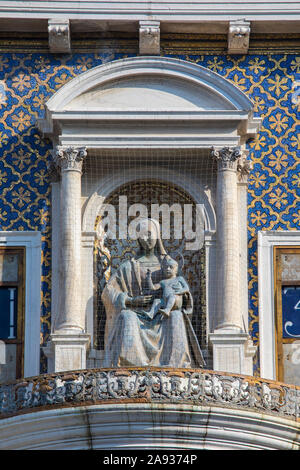 In der Nähe der Skulptur der Jungfrau mit dem Kind an der Außenseite von St. Marks Uhrturm auf der Piazza San Marco in Venedig, Italien. Stockfoto