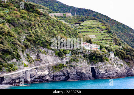 Die Erkundung der rippenbögen Dorf Riomaggiore, einem kleinen Dorf in der Region Ligurien in Italien bekannt als Cinque Terra Stockfoto