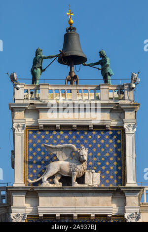 Die Mauren schlagen auf die Stunden an der Spitze der St. Marks Uhrturm auf der Piazza San Marco in Venedig, Italien. Stockfoto