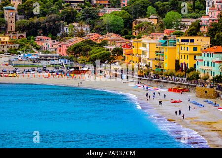 Die Erkundung der rippenbögen Dorf Riomaggiore, einem kleinen Dorf in der Region Ligurien in Italien bekannt als Cinque Terra Stockfoto