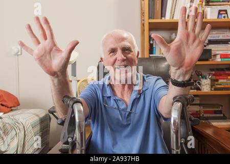 Mann mit Ataxia mit seinem Wanderer und gestikulierenden in seinem Schlafzimmer Stockfoto