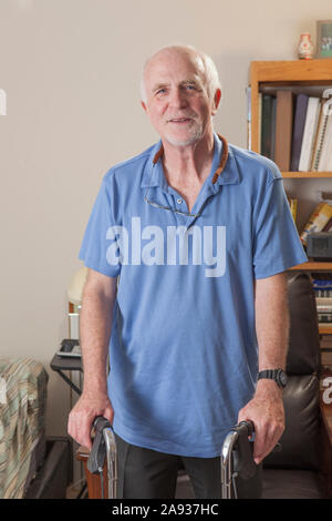 Mann mit Ataxia hält seinen Wanderer in seinem zu verwenden Schlafzimmer Stockfoto