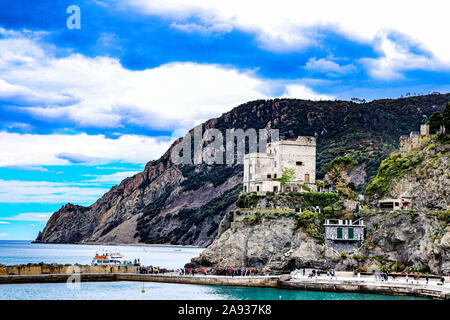 Die Erkundung der rippenbögen Dorf Riomaggiore, einem kleinen Dorf in der Region Ligurien in Italien bekannt als Cinque Terra Stockfoto