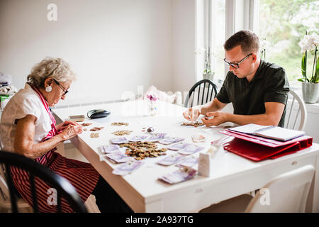 Mann und Frau Zählen von Münzen Stockfoto