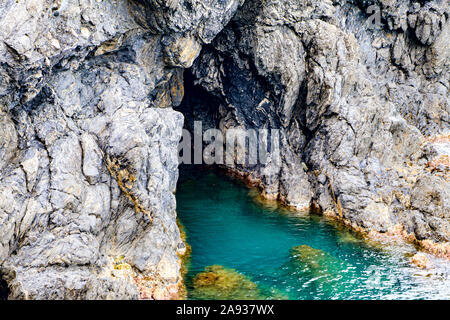 Die Erkundung der rippenbögen Dorf Riomaggiore, einem kleinen Dorf in der Region Ligurien in Italien bekannt als Cinque Terra Stockfoto