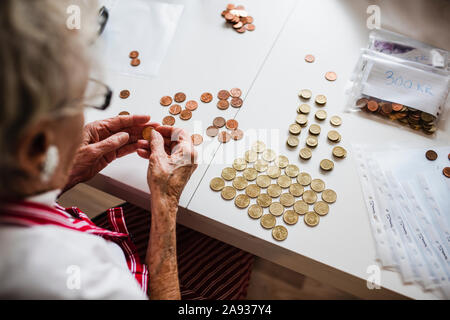 Frau Münzen zählen Stockfoto