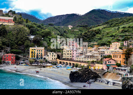 Die Erkundung der rippenbögen Dorf Riomaggiore, einem kleinen Dorf in der Region Ligurien in Italien bekannt als Cinque Terra Stockfoto