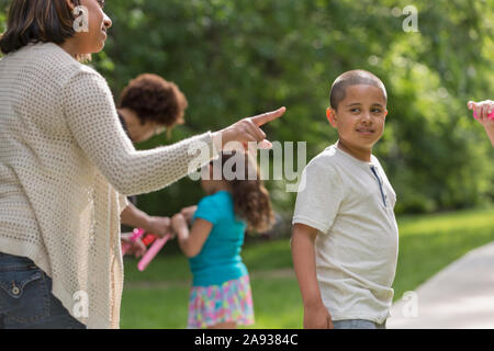 Hispanischer Junge mit Autismus, der draußen mit seiner Familie spielt Stockfoto