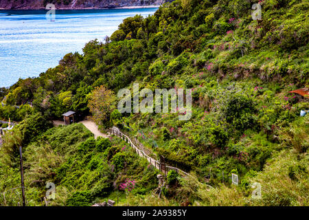 Die Erkundung der rippenbögen Dorf Riomaggiore, einem kleinen Dorf in der Region Ligurien in Italien bekannt als Cinque Terra Stockfoto