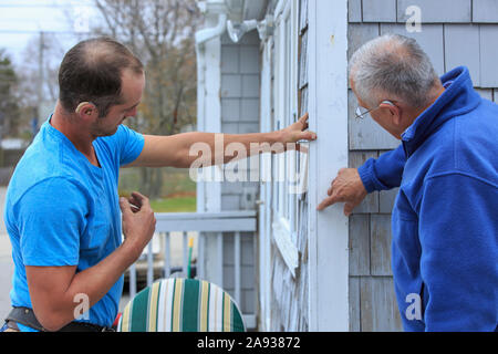 Hausbesitzer kommunizieren mit Hausreparatur Mann in American Sign Language, sagen "weiß" Stockfoto