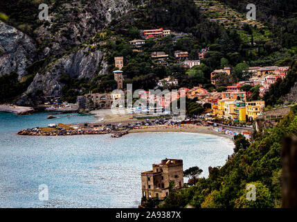 Die Erkundung der rippenbögen Dorf Riomaggiore, einem kleinen Dorf in der Region Ligurien in Italien bekannt als Cinque Terra Stockfoto