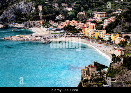 Die Erkundung der rippenbögen Dorf Riomaggiore, einem kleinen Dorf in der Region Ligurien in Italien bekannt als Cinque Terra Stockfoto