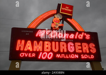 Oldtimer und historische McDonald's Zeichen 1959 in Green Bay, Wisconsin. Die erste McDonald's in Green Bay, Wisconsin, USA. Stockfoto