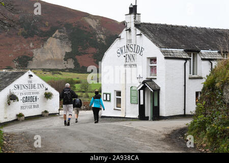 Wanderer im Lake District zu Fuß zu den Swinside Inn Keswick Stockfoto