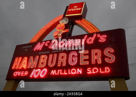 Oldtimer und historische McDonald's Zeichen 1959 in Green Bay, Wisconsin. Die erste McDonald's in Green Bay, Wisconsin, USA. Stockfoto