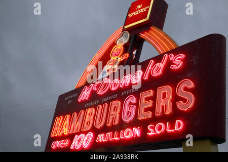 Oldtimer und historische McDonald's Zeichen 1959 in Green Bay, Wisconsin. Die erste McDonald's in Green Bay, Wisconsin, USA. Stockfoto