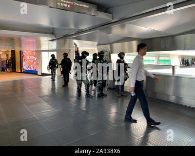 Zentrale/Hongkong - 13. November 2019: Der Arbeitnehmer melden Sie das Match in Zentral. Nach der Maske Gesetz gestartet wird, werden die Menschen noch den Protest unterstützen. Stockfoto