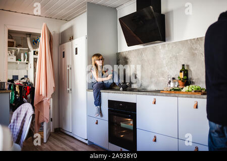 Mädchen in der Küche Stockfoto