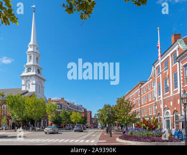 Marktplatz suchen in Richtung Kirche und Congress Street im Zentrum der Innenstadt von Portsmouth, New Hampshire, USA Stockfoto