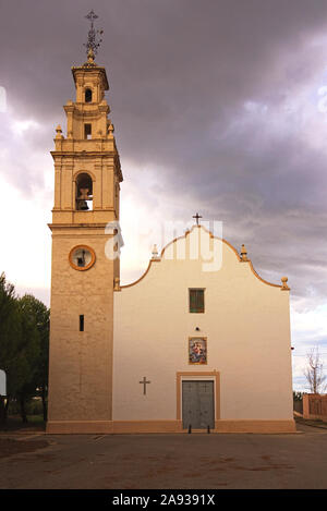 November 2019. Beneixida, Valencia, Spanien. Alte Kirche Unserer Lieben Frau Rosario. Unsere Liebe Frau von Roser Hermitage in der Altstadt von Beneixida entfernt Stockfoto