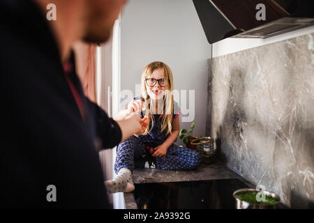 Mädchen in der Küche Stockfoto