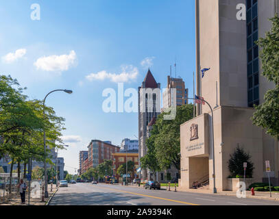 Die East Washington Street in der Innenstadt in Richtung State Office Building und City Hall, Syracuse, New York State, USA suchen Stockfoto