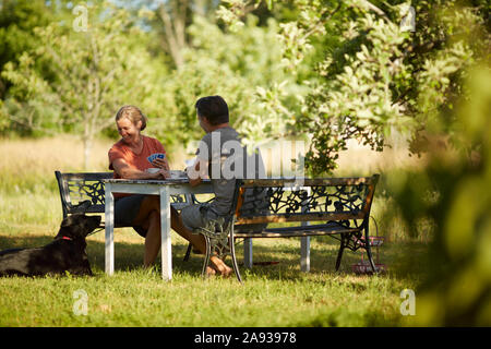 Paar Spielkarten im Garten Stockfoto