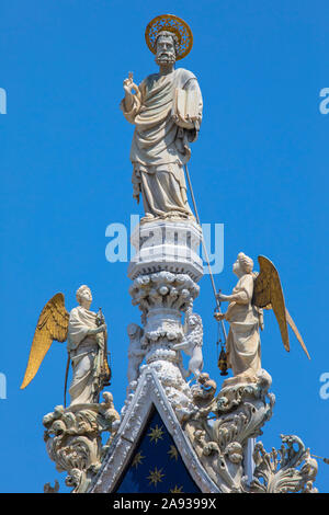 Ein Blick auf die Skulptur von Saint Mark - Der Patron Apostel von Venedig, auf der Außenseite der Basilika St. Marks in der Stadt Venedig, Italien. Stockfoto