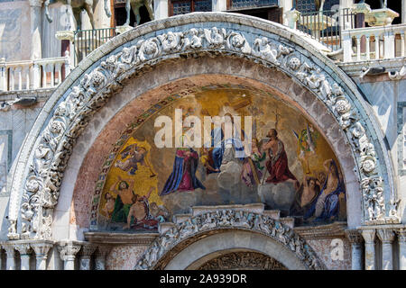 Die atemberaubende Mosaik über dem Haupteingang des historischen St. Marks Basilika in der Stadt Venedig in Italien. Stockfoto